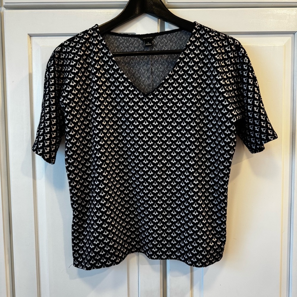 Ann Taylor Navy and White Geometric Short Sleeve Top. Size Small